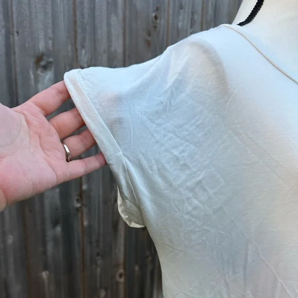 Casual White Short Sleeve Women's Tee EUC - Picture 3 of 6